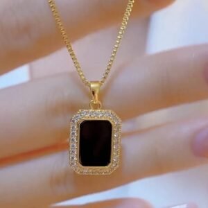 Cadena color oro con colgante piedra negra incrustada