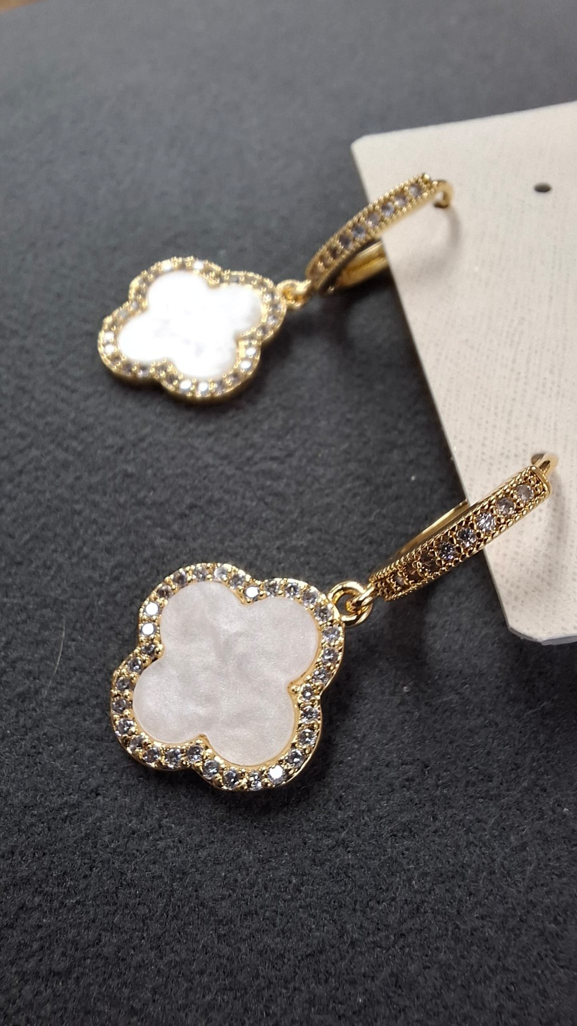 Pendientes color oro trébol con cristales