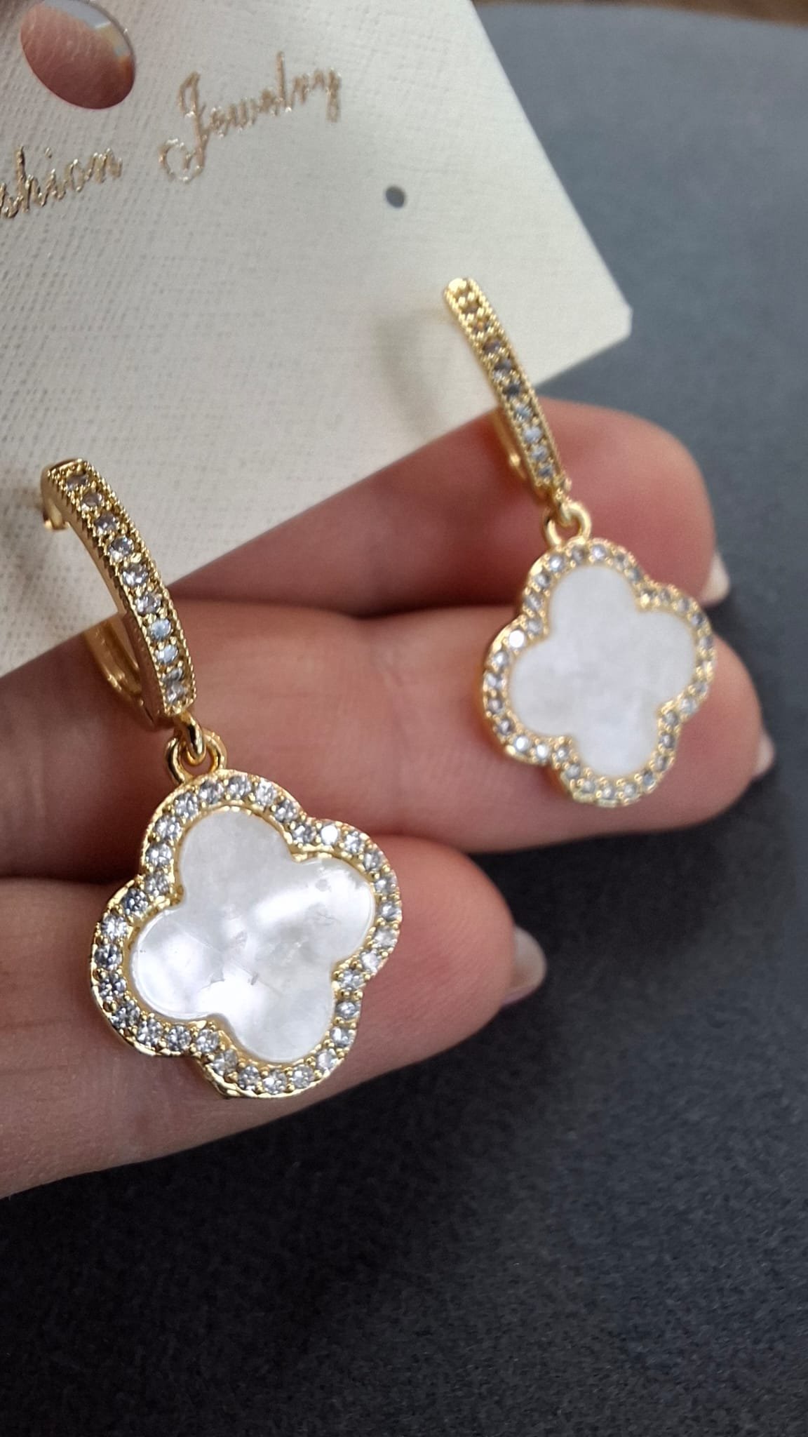 Pendientes color oro trébol con cristales - Imagen 3