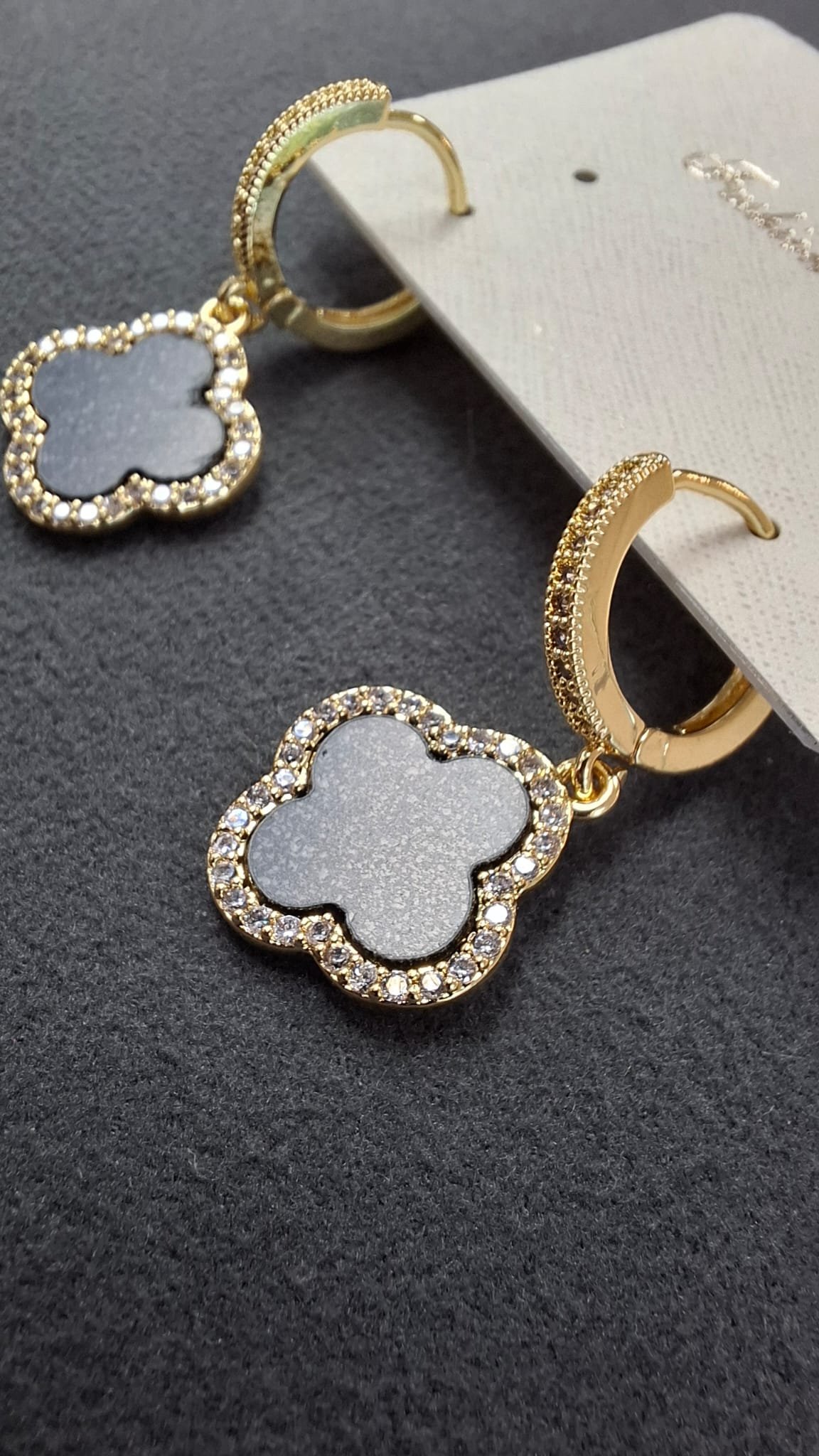 Pendientes color oro trébol con cristales - Imagen 2