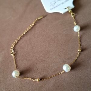 Pulsera: perlas y bolas doradas