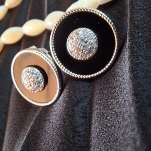 Pendientes de color plata Botón negro incrustado