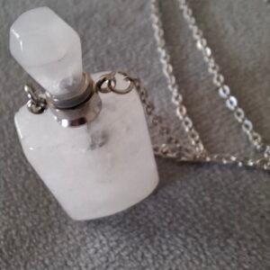 Collar : colgante de cuarzo blanco