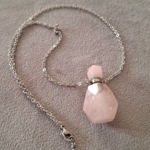 Cadena con colgante de cuarzo rosa