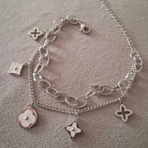 Pulsera: trébol blanco en color plata