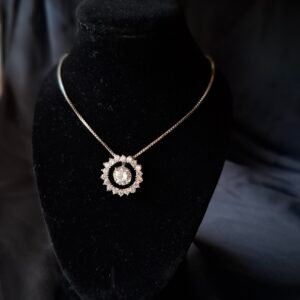 Cadena con colgante rueda incrustada