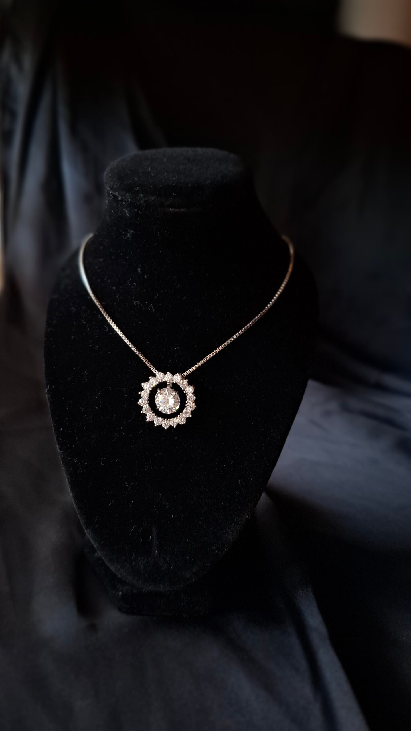 Cadena con colgante rueda incrustada
