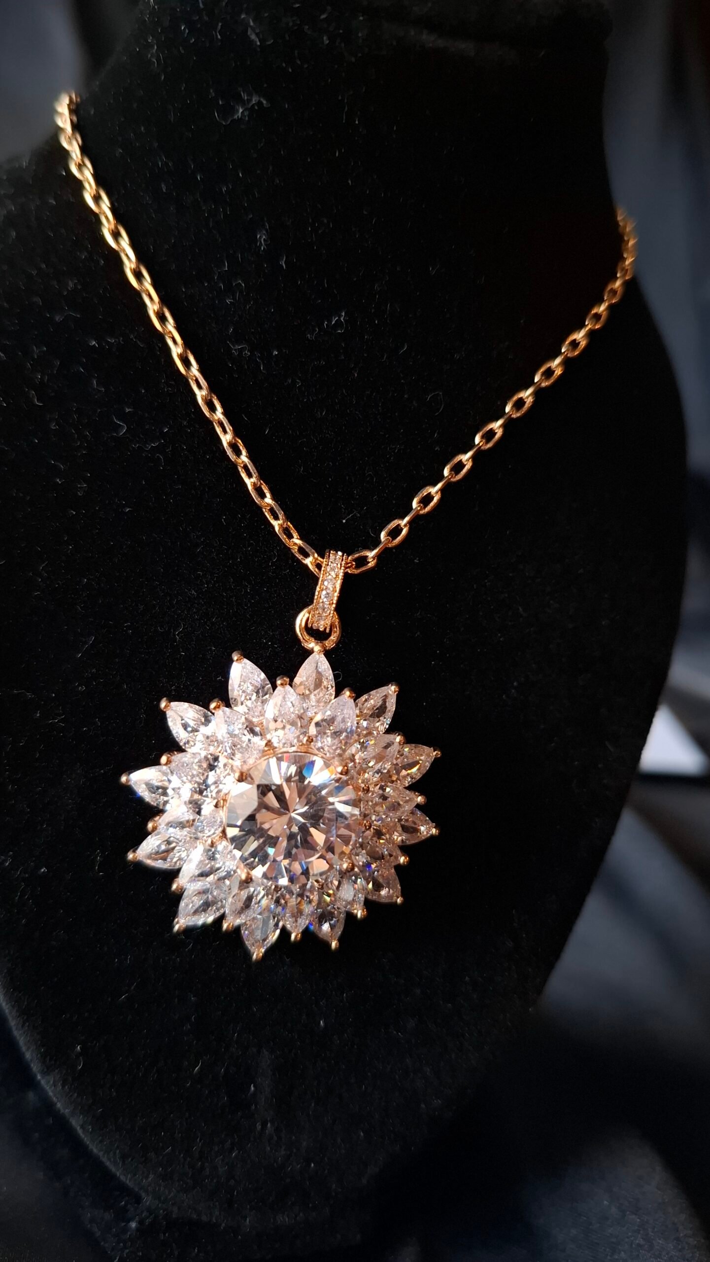 Cadena con colgante "Sol de cristal"